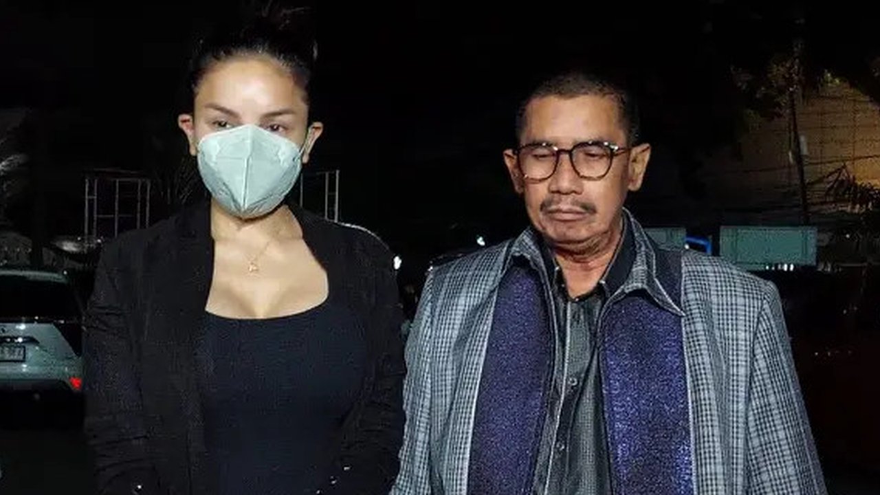Mendadak Lolly anak Nikita Mirzani mengunggah dua potret pakai hijab di Instagram Stories. Ia mengucap bismillah dan ngaku merasa cantik dengan hijab. (Foto: Dok. Instagram @laurameizanimawardi)