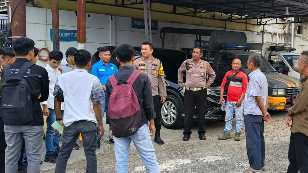 Anggota Polri bersama warga
