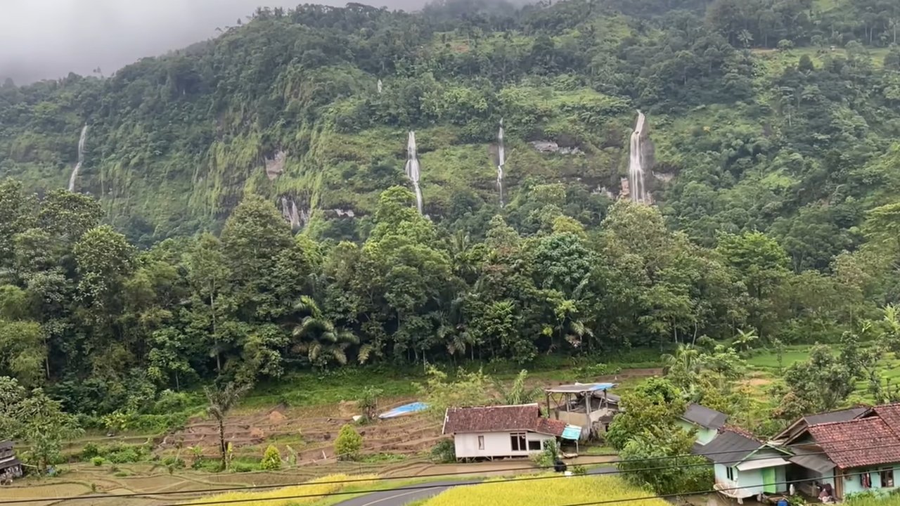 Tol Surga dengan pemandangan empat air terjun di bukit