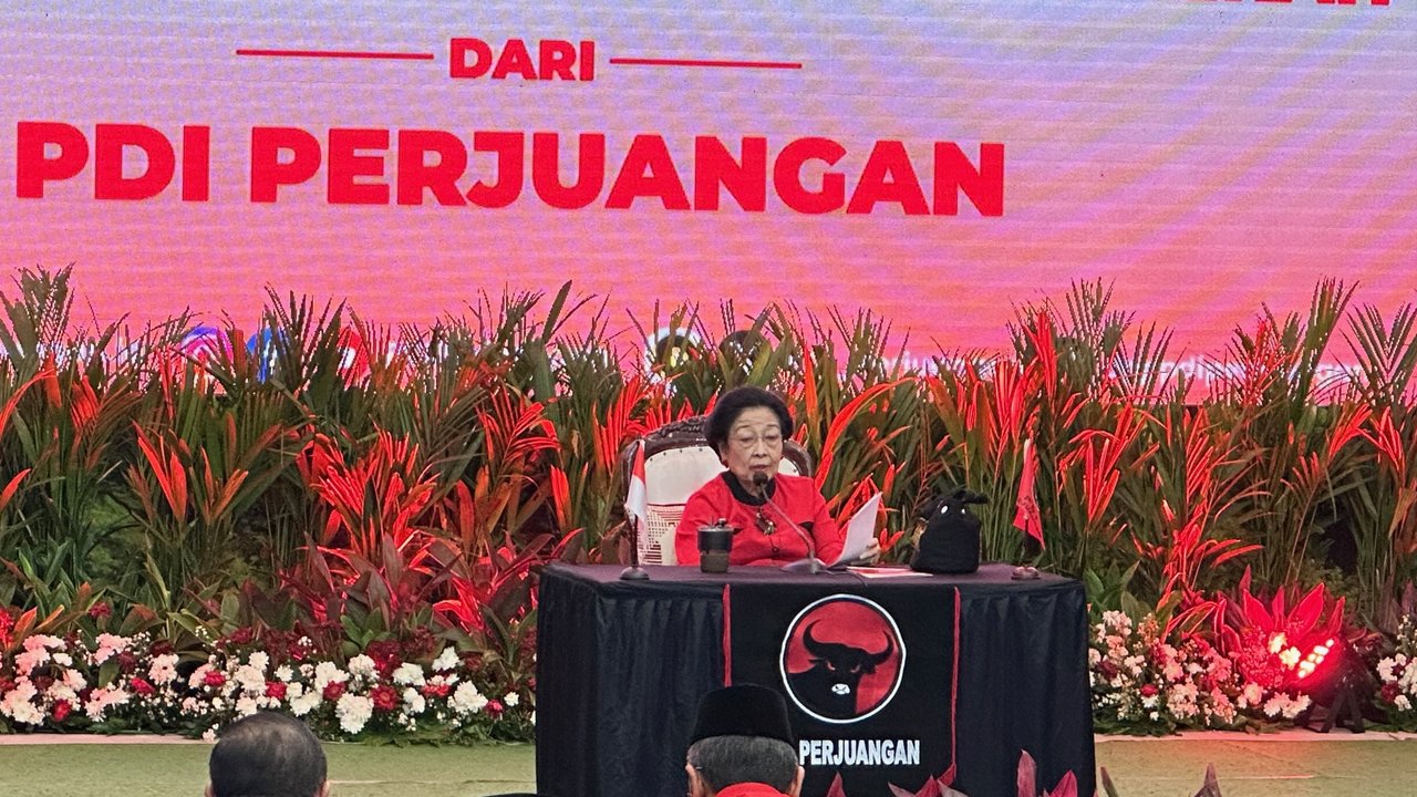 Ketua Umum PDI Perjuangan Megawati Soekarnoputri (kedua kiri) memberikan surat keputusan (SK) partai kepada bakal calon Gubernur Jateng Jenderal TNI (purn) Andika Perkasa, bakal calon Wakil gubernur Jateng Hendrar Prihadi (kedua kanan), bakal calon Gubernur Gorontalo Hamzah Isa (kanan) di Kantor DPP PDI Perjuangan, Jakarta, Senin (26/8/2024).