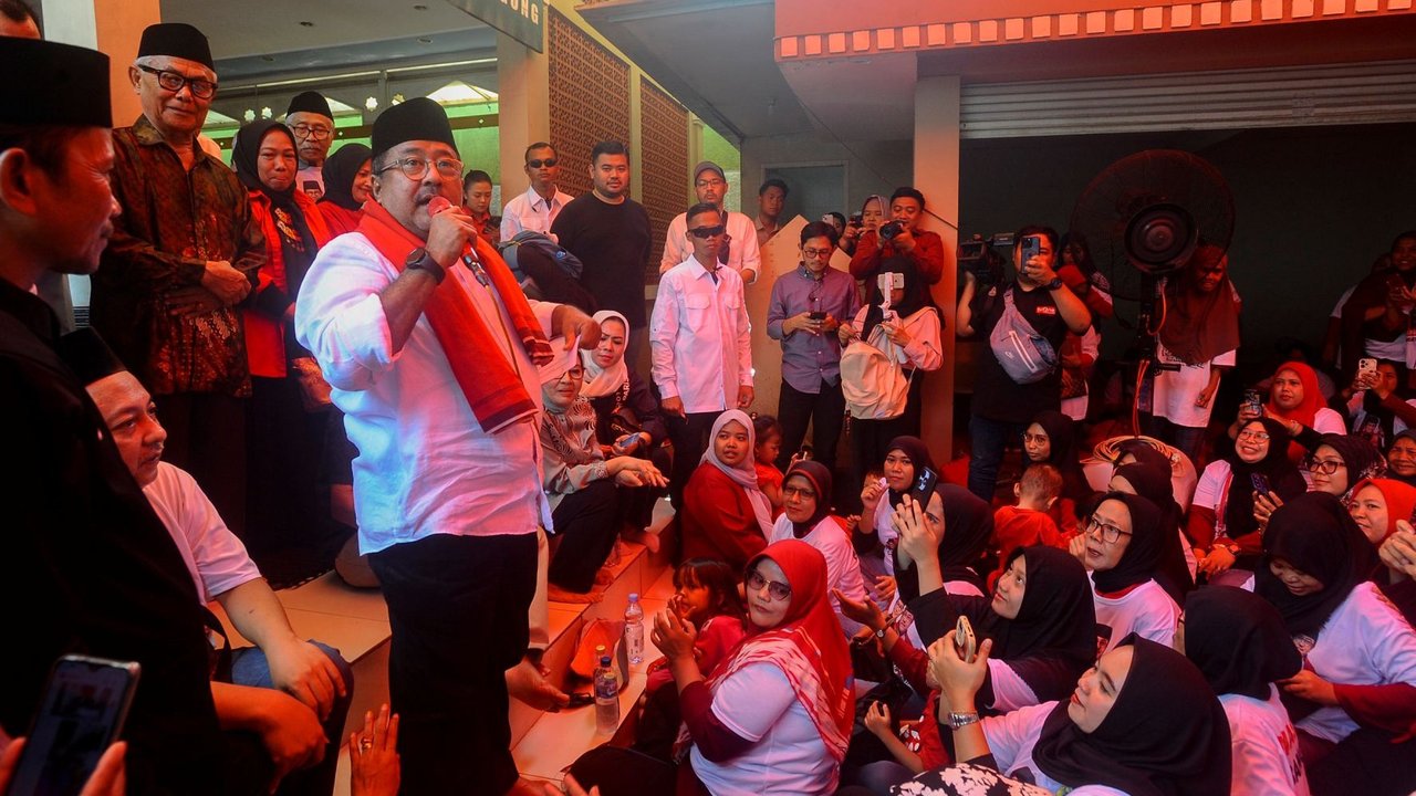 Calon wakil gubernur Jakarta nomor urut 3, Rano Karno, saat melakukan kampanye Pilkada DKI di lenteng Agung, Jakarta Selatan, Kamis (26/09/2024). Dalam kesempatan ini si Doel disambut atraksi kesenian Betawi palang Pintu.