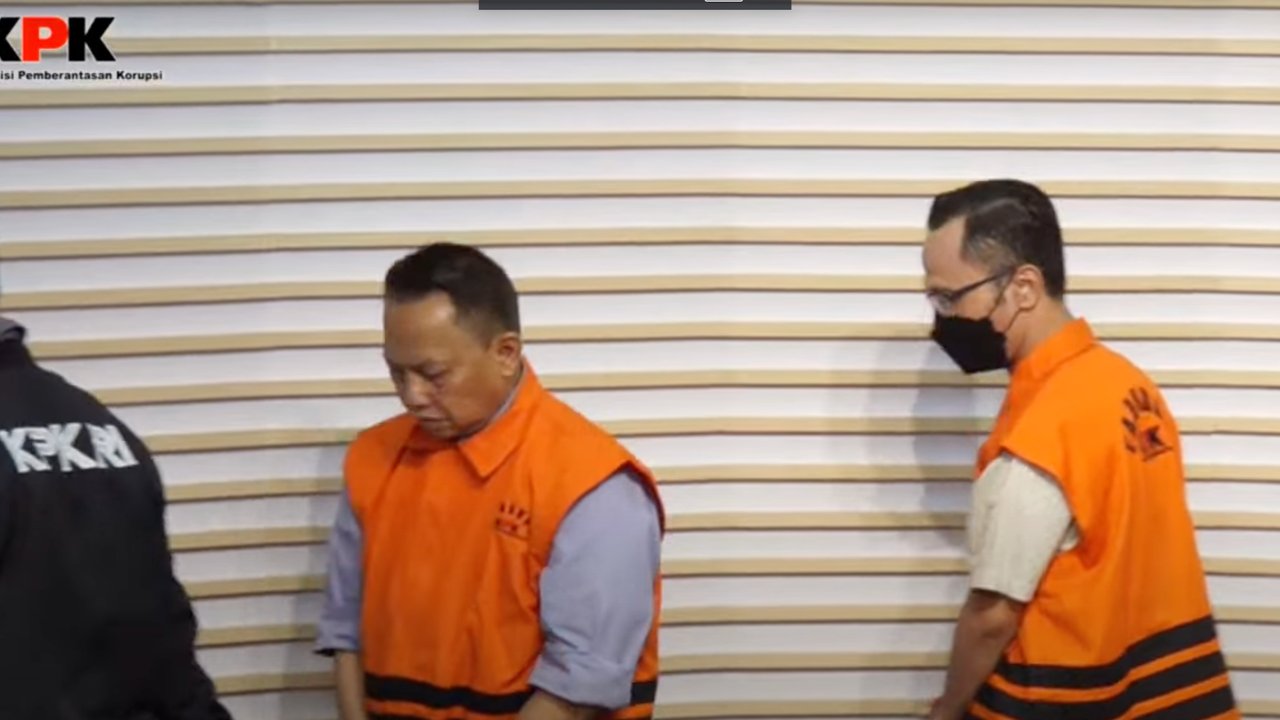 Kendaraan penyemprot air milik kepolisian disiagakan di jalan Kuningan Persada sekitar Gedung Merah Putih KPK, Jakarta, Selasa (1/6/2021). Pengamanan gedung KPK dan sekitarnya diperketat terkait upacara pelantikan pegawai KPK menjadi Aparatur Sipil Negara. (Liputan6.com/Helmi Fithriansyah)