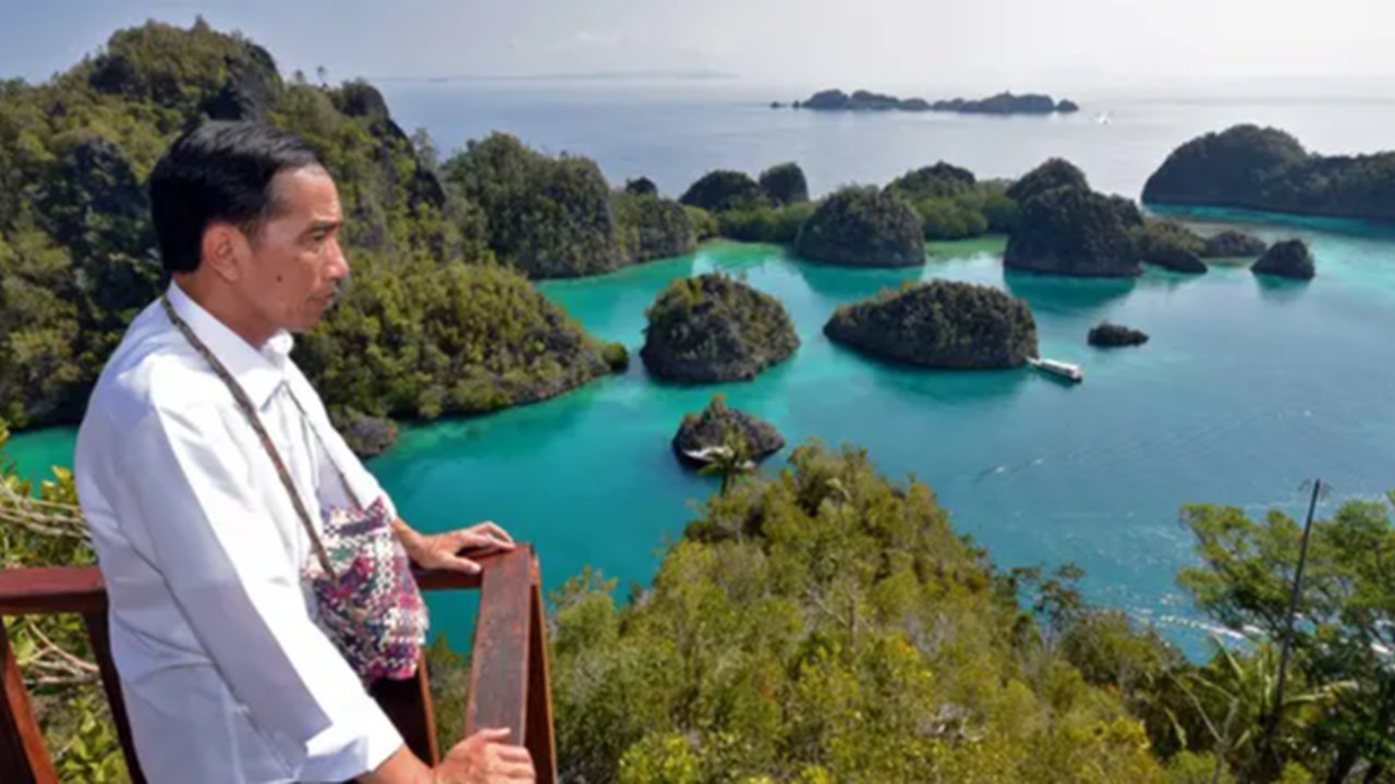 Presiden Joko Widodo (Jokowi) melihat ke arah kawasan wisata Raja Ampat dalam rangkaian kunjungannya ke Papua Barat, Jumat (1/1/2016). Jokowi berada di Raja Ampat dalam rangka menyambut pergantian dari tahun 2015 ke tahun 2016. (Setpres-Agus Suparto)