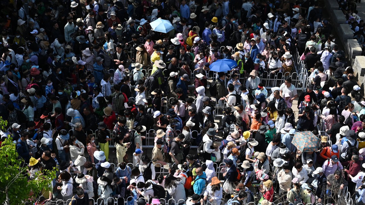 Lebih dari 14.000 orang mengunjungi bagian Mutianyu dari Tembok Besar China di utara Beijing pada hari Minggu (30 April), hari kedua dari liburan Hari Buruh yang berlangsung selama lima hari, demikian laporan media lokal.  (Photo by GREG BAKER / AFP)