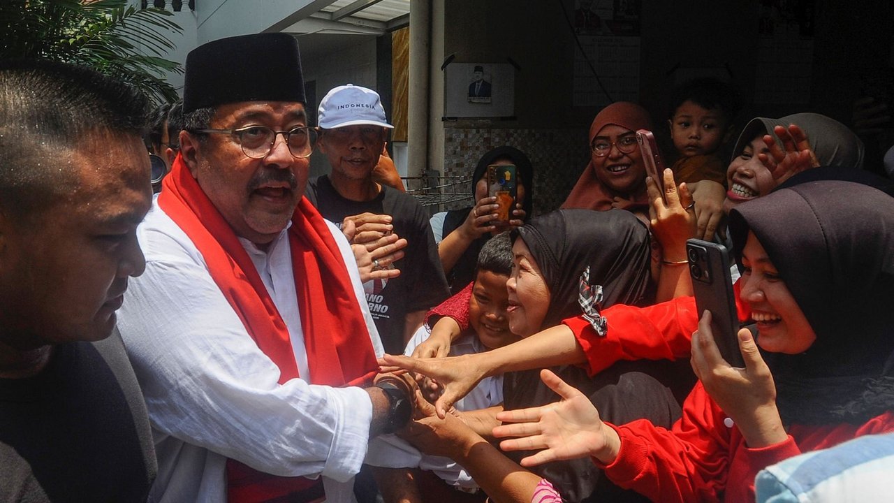 Calon wakil gubernur Jakarta nomor urut 3, Rano Karno, saat melakukan kampanye Pilkada DKI di lenteng Agung, Jakarta Selatan, Kamis (26/09/2024). Dalam kesempatan ini si Doel disambut atraksi kesenian Betawi palang Pintu.