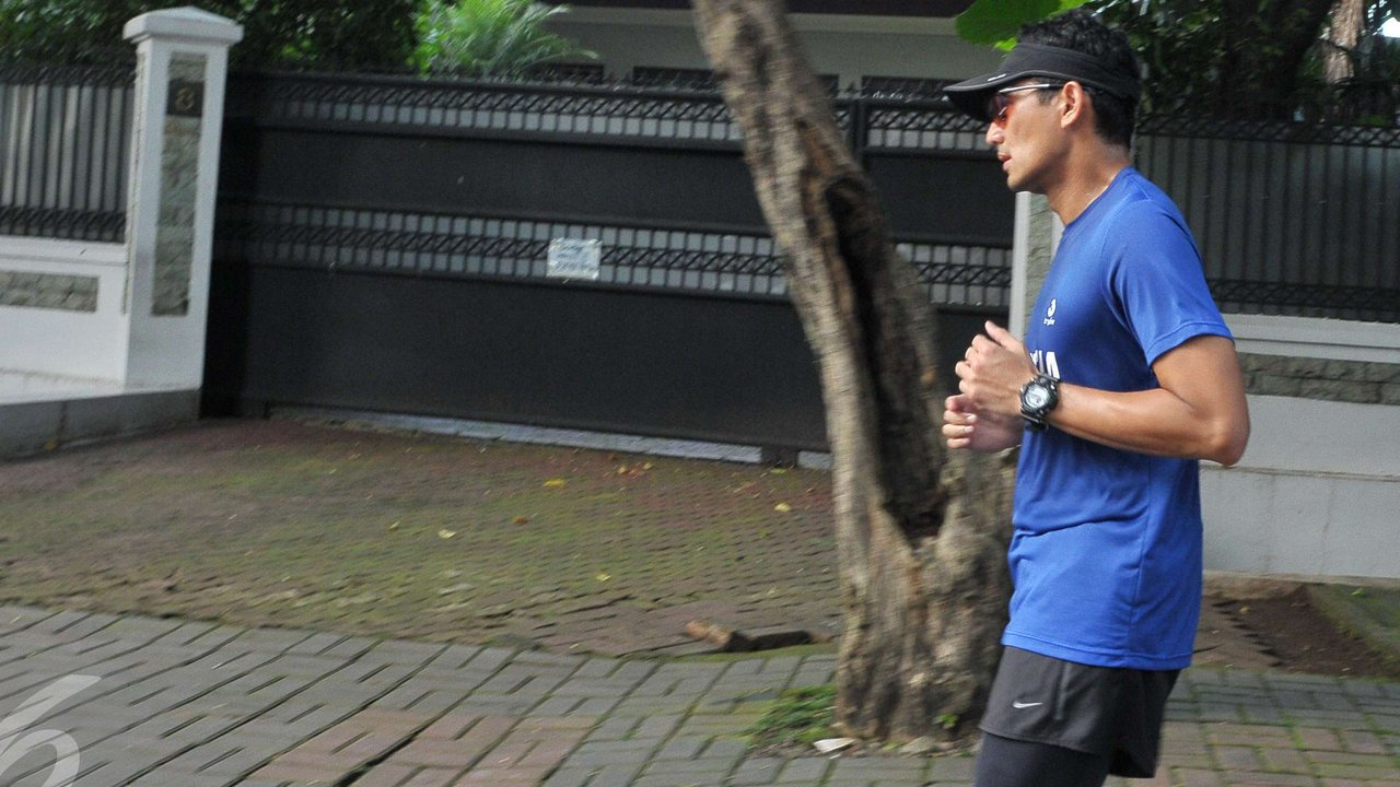 Cawagub DKI, Sandiaga Uno lari pagi mengelilingi tempat pemungutan suara (TPS) di sekitar rumahnya di Selong, Kebayoran Baru, Jakarta, Rabu (19/4). Sandiaga berolahraga sebelum memberikan hak suaranya dalam Pilkada DKI 2017. (Liputan6.com/Helmi Afandi)