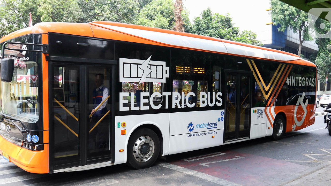 Bus listrik Transjakarta melintas di kawasan Bulungan, Jakarta, Selasa (22/8/2023). PT Transportasi Jakarta akan mengubah armada busnya yang bermesin diesel menjadi bus listrik mulai 2024. (Liputan6.com/Herman Zakharia)