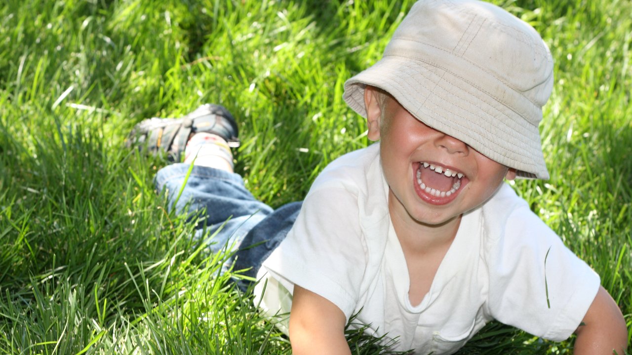 Anak gemar mengeksplor alam dengan bermain di luar ruangan. (Foto: Unsplash/Francesca Runza)