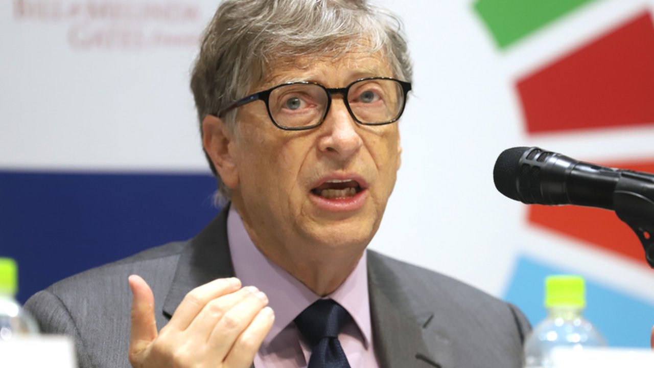 Salah Satu Orang Terkaya di Dunia, Bill Gates Tertangkap Kamera Lagi Jajan di Kaki Lima Tanpa Gengsi