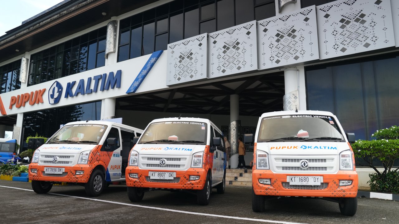 PT Pupuk Kalimantan Timur (Pupuk Kaltim) launching penggunaan mobil listrik sebagai kendaraan operasional di kawasan perusahaan (dok: PKT)