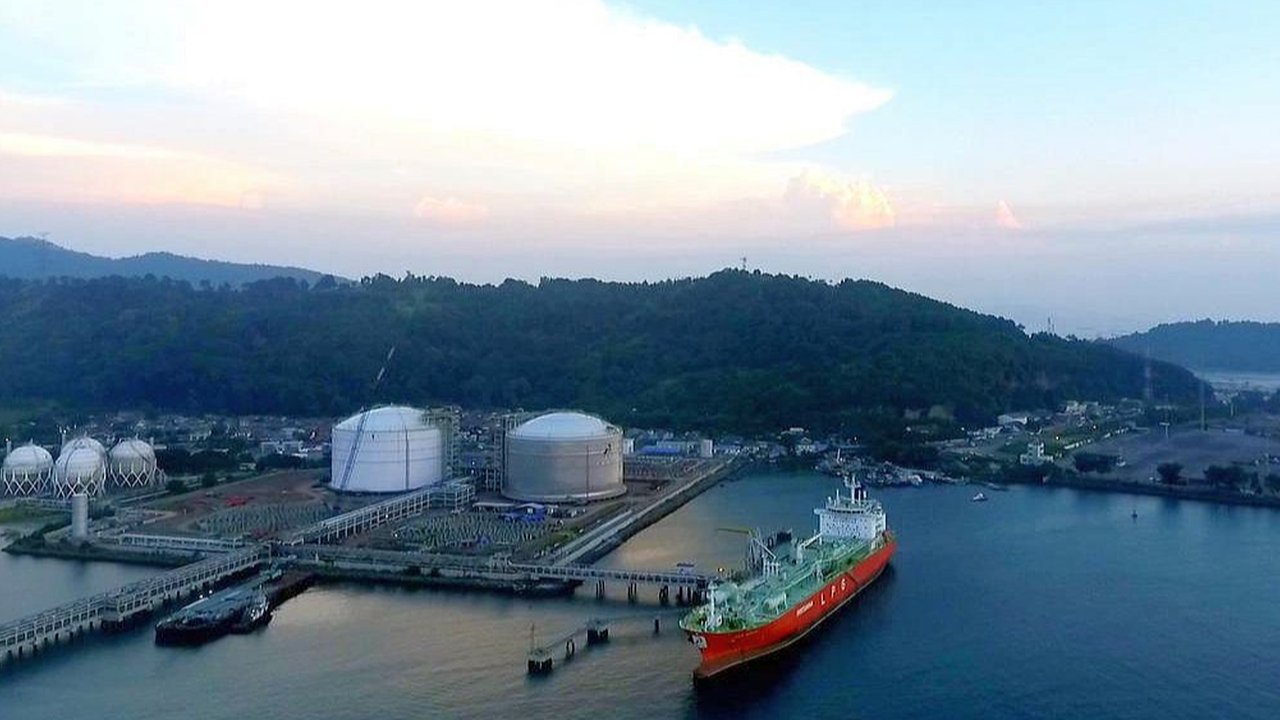 Terminal LPG Tanjung Sekong mampu mengurangi konsumsi listrik. Terminal LPG Tanjung Sekong dikelola oleh PT Peteka Karya Tirta (PKT) yang merupakan anak usaha dari PT Pertamina International Shipping (PIS). (Dok Pertamina)