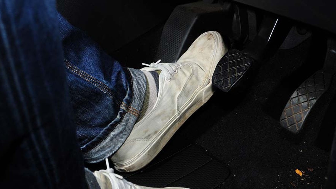 Posisi Kaki yang Benar Saat Mengemudikan Mobil Manual demi Kenyamanan dan Keamanan
