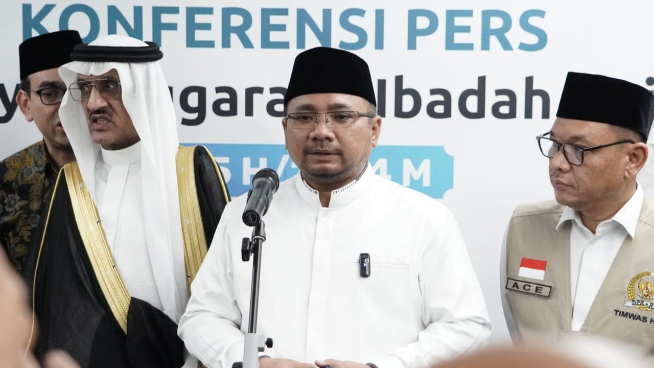 Menteri Agama Yaqut Cholil Qoumas saat memberikan keterangan pers usai meninjau layanan fast track di Bandara Soekarno-Hatta sekaligus melepas keberangkatan kelompok terbang (kloter) pertama jemaah haji Indonesia. (Foto: Istimewa).