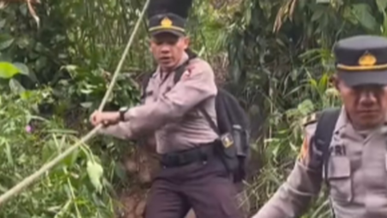 Video Polisi Jatuh