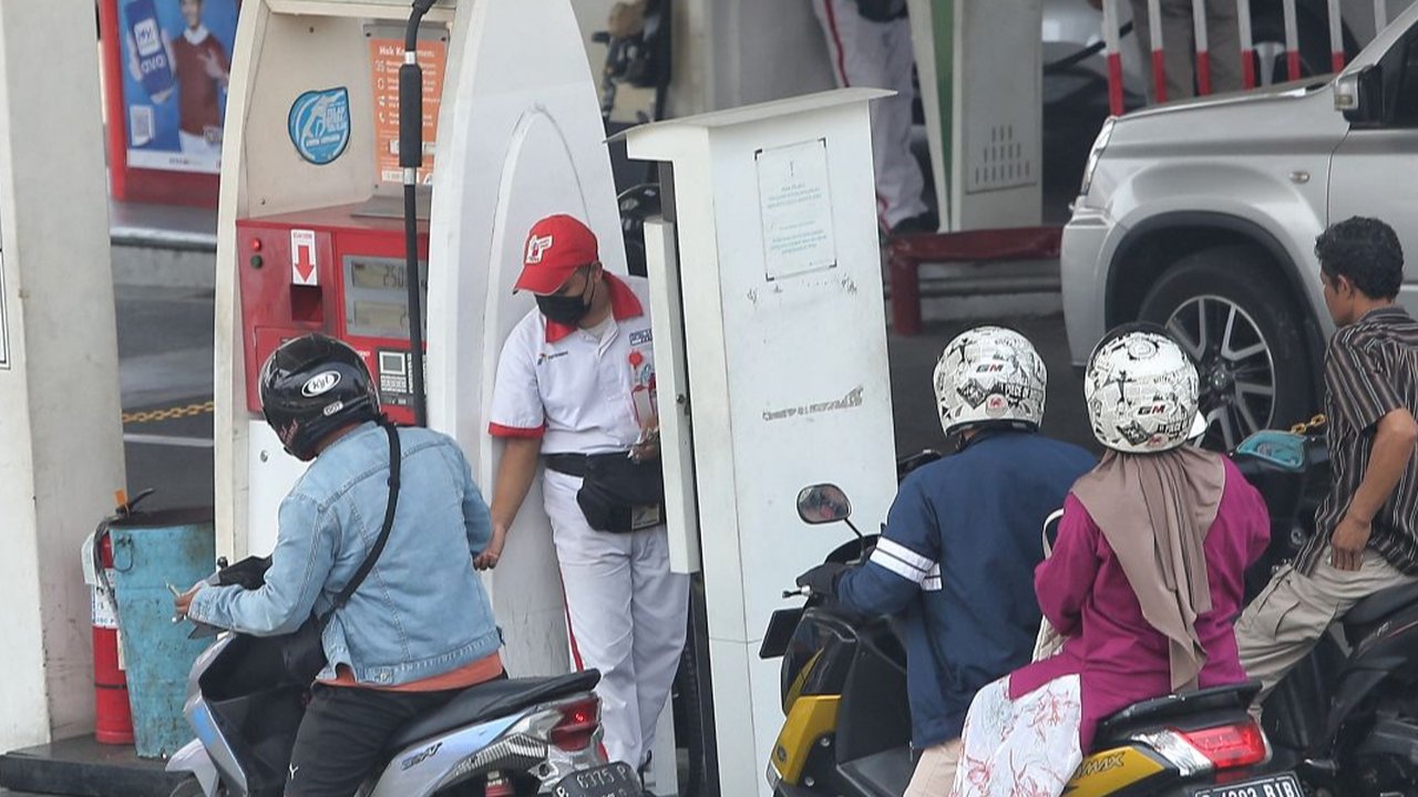 Pemerintah bakal merilis aturan mengenai siapa saja yang berhak menggunakan Bahan Bakar Minyak (BBM) jenis BBM Khusus Penugasan (JBKP) Pertalite dan Jenis BBM Tertentu (JBT) Solar Subsidi. Pemerintah menargetkan pelaksanaan aturan ini berlaku mulai 1 Oktober 2024 yang akan disosialisasikan pada September 2024.