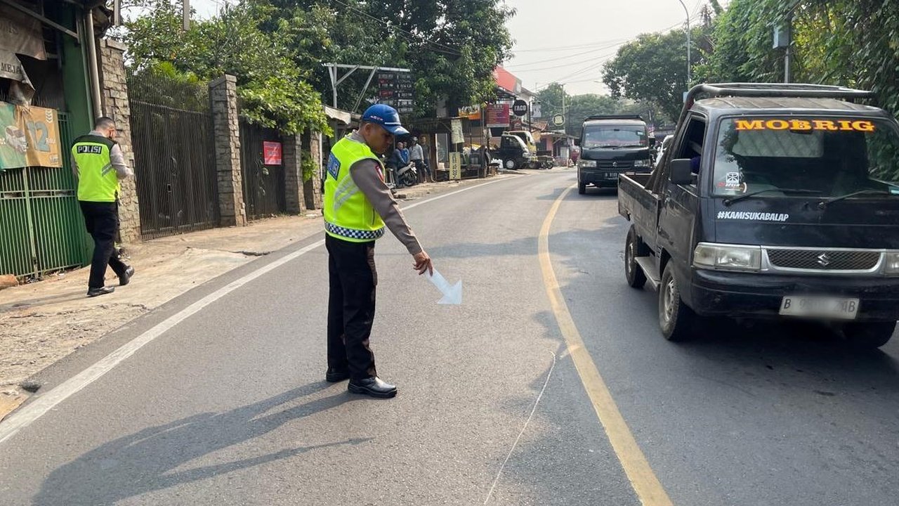 Anggota Polres Metro Depok melakukan cek TKP usai kecelakaan antara pengendara motor dengan ambulance RS Citra Arafiq, Jalan Raya Muchtar, Sawangan, Depok. (Foto: Istimewa)