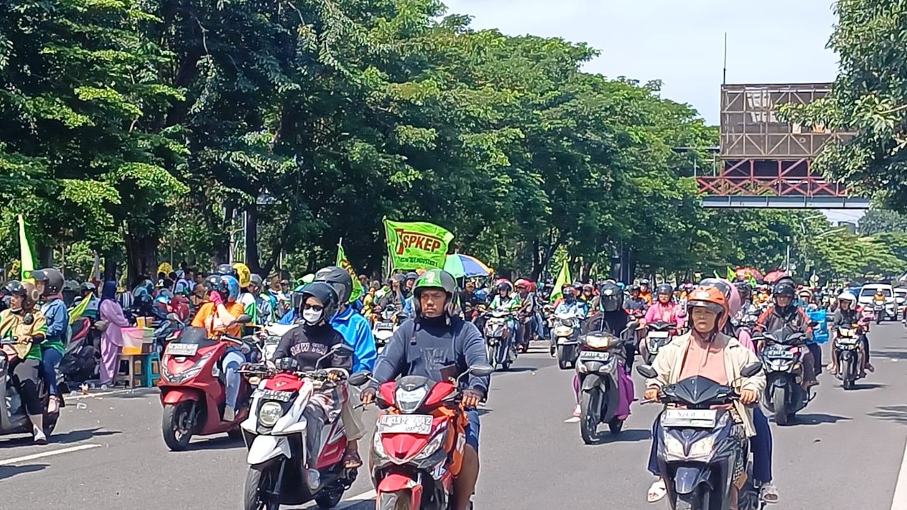 Demo buruh dalam rangka May Day di Surabaya. (Istimewa)