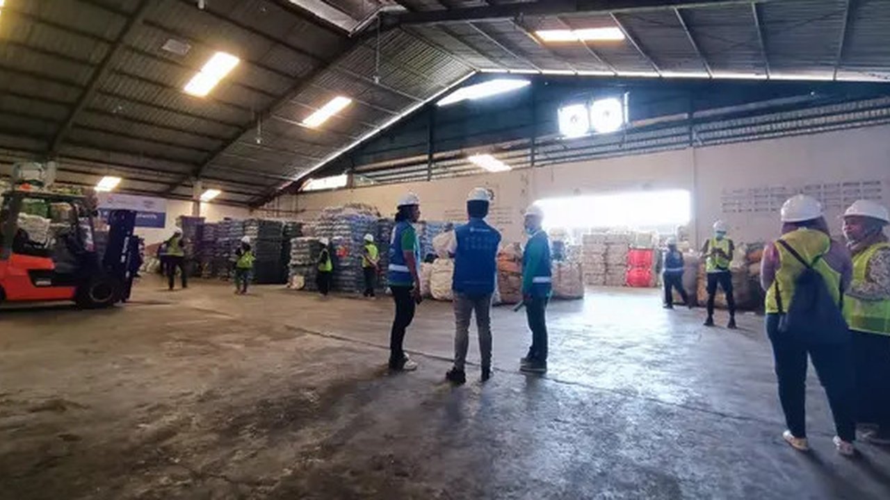 Aqua berkolaborasi dengan Prevented Ocean Plastic Southeast Asia (PopSea) melalui peresmian Fasilitas Daur Ulang (Aggregation Center) di Samarinda, Kalimantan Timur (Kaltim). (Ist)