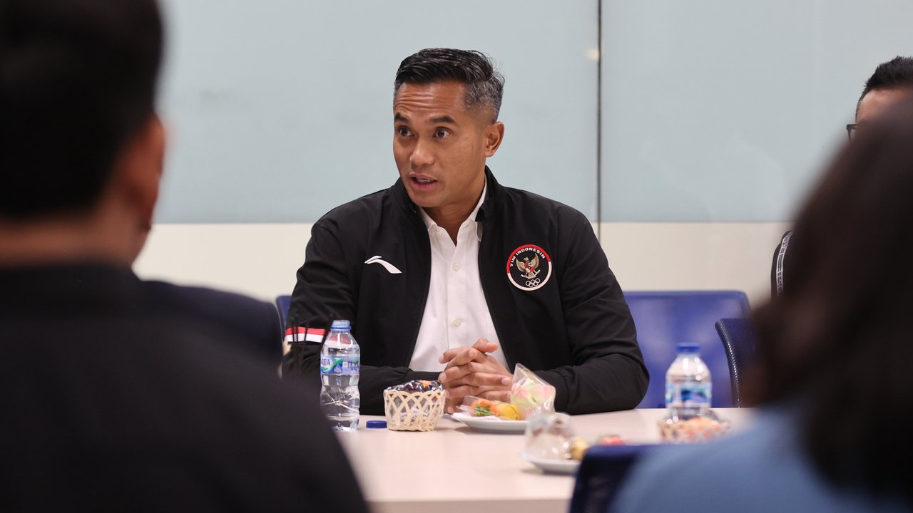 Chef de Mission (CdM) Kontingen Indonesia untuk Olimpiade 2024 Paris, Anindya Bakrie saat melakukan kunjungan ke EMTEK Group sebagai official broadcaster Olimpiade Paris 2024 di SCTV Tower, Jakarta, Rabu (17/7/2024). (Bola.com/Abdul Aziz)
