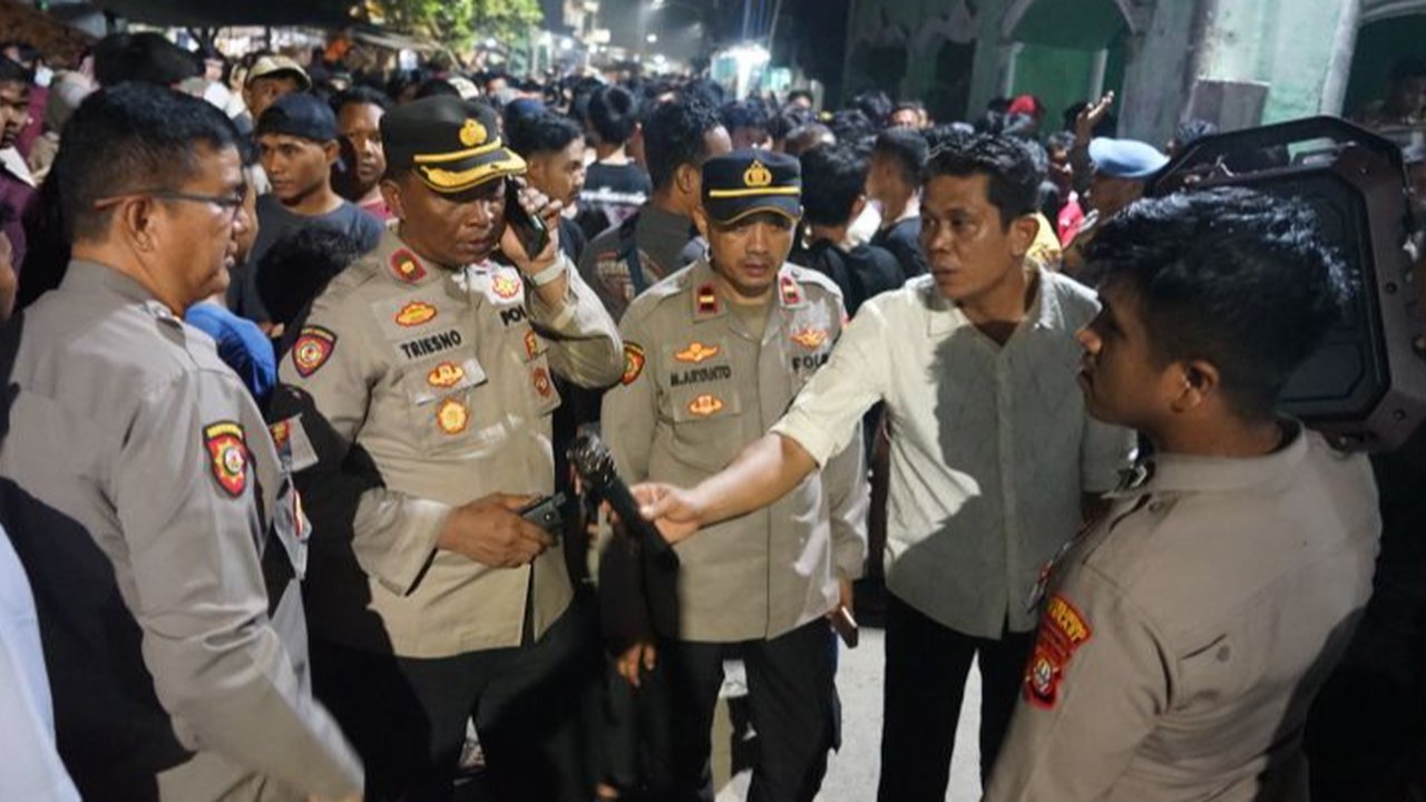 Jumat Malam Mencekam di Bekasi, Warga Desak Polisi Giring Pimpinan Ponpes diduga Cabuli Santri