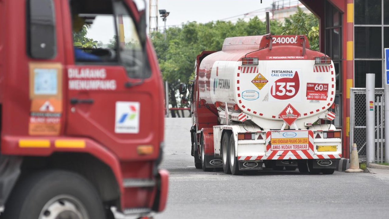 Penyaluran BBM oleh Truk Pertamina (dok: Pertamina)