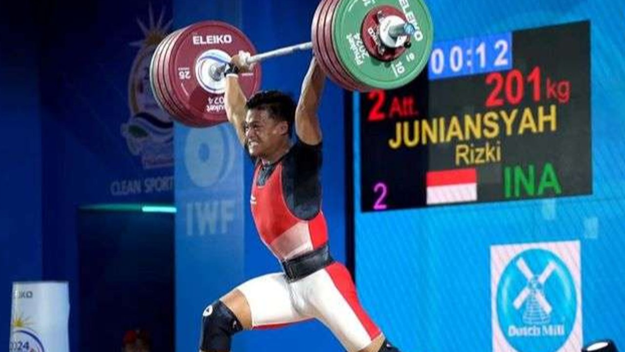 Atlet Angkat Besi Indonesia Rizky Juniansyah