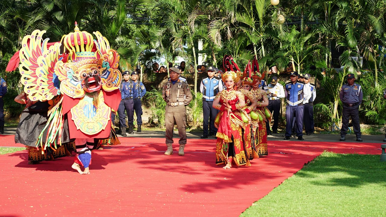 Kirab Pataka Jer Basuki Mawa Beya Tiba di Banyuwangi