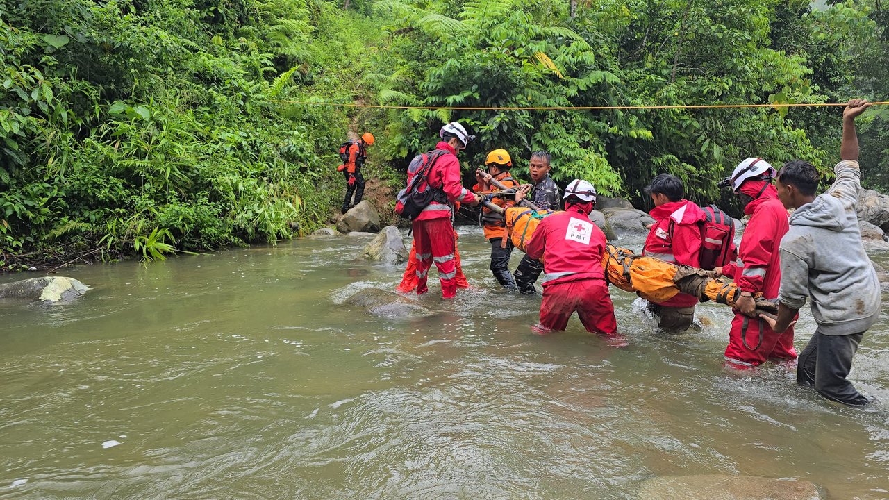 evakuasi korban longsor tambang emas di solok