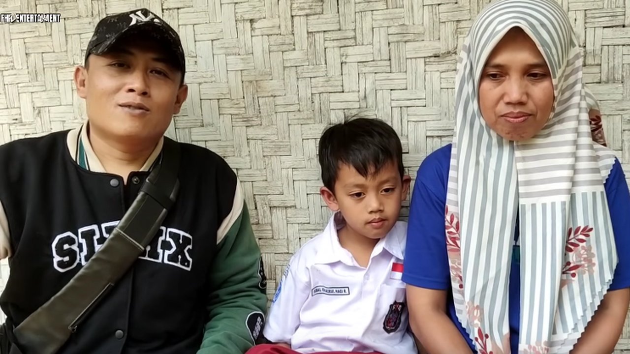 Siswa Kelas 1 SDN Jalan Kaki Selama 1 Jam ke Sekolah