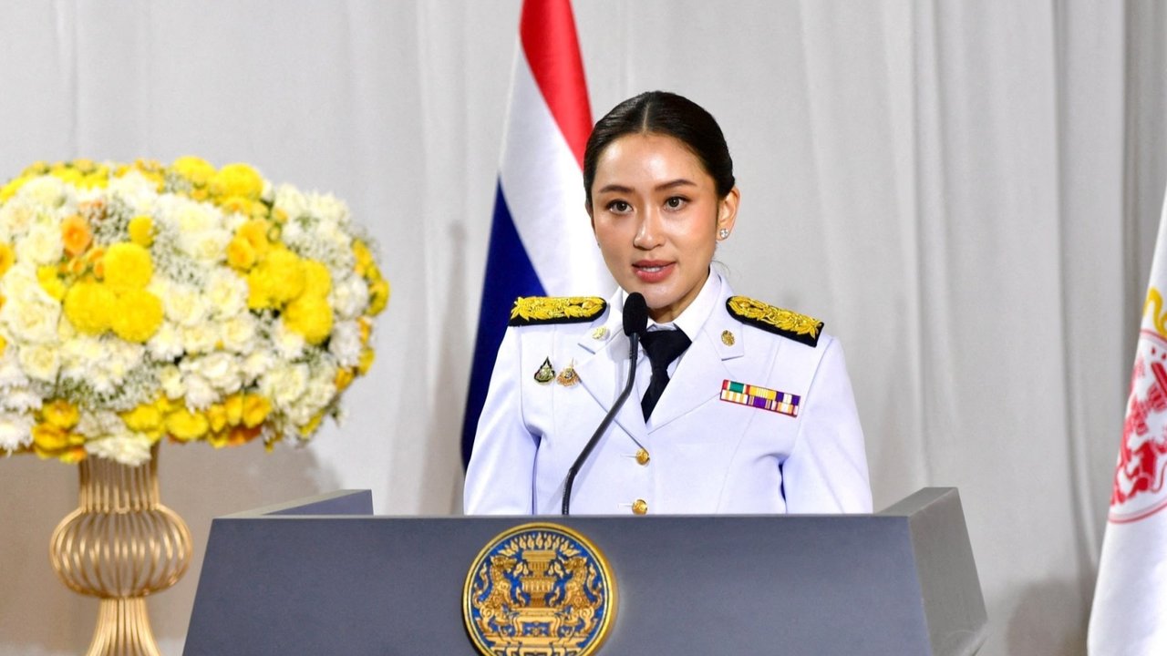 Perdana Menteri terpilih Thailand Paetongtarn Shinawatra tiba bersama ayahnya, mantan Perdana Menteri Thaksin Shinawatra, di kantor pusat partai Pheu Thai menjelang upacara pengesahan kerajaan di Bangkok, Thailand, 18 Agustus 2024. REUTERS/Panumas Sanguanwong