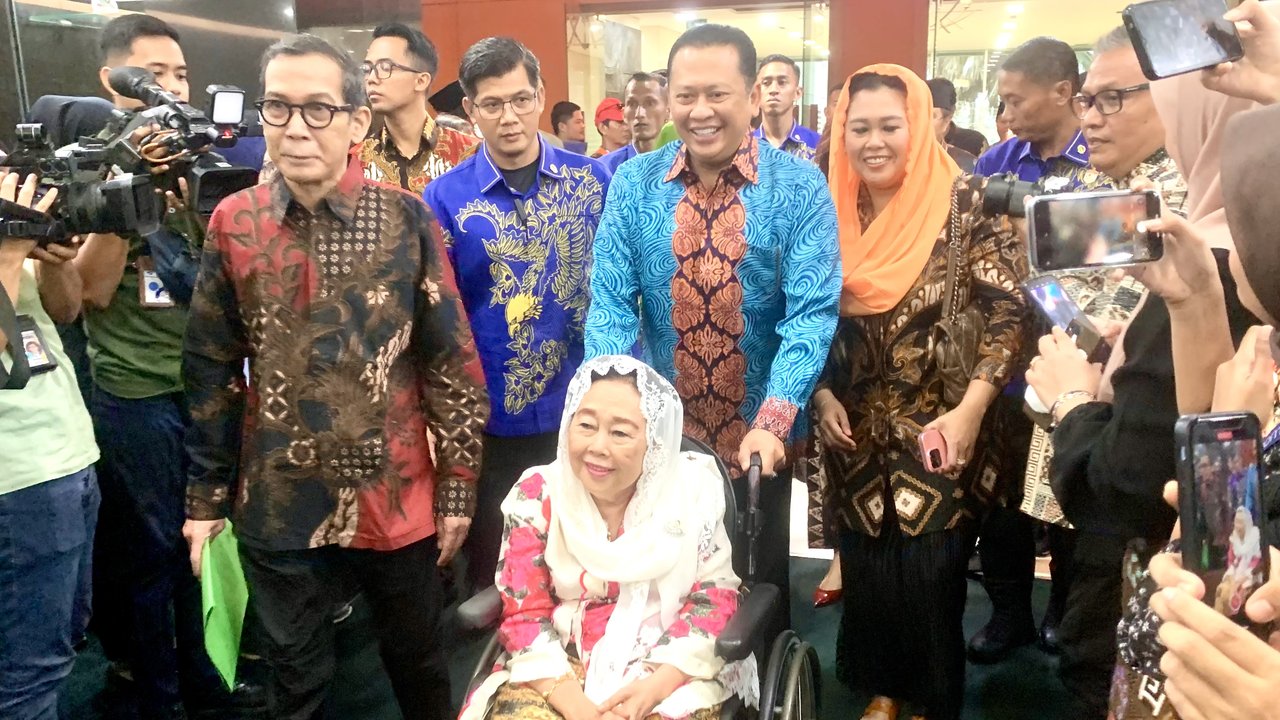 Bamsoet Serahkan Surat Pencabutan TAP MPR Pemberhentian Gus Dur sebagai Presiden ke Keluarga