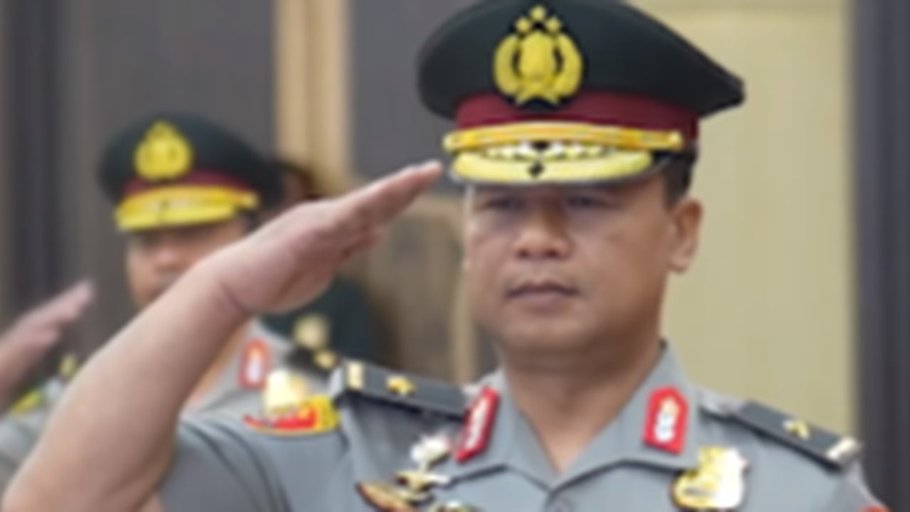 Pecah Bintang, Perwira Polisi ini Bahagia Sampai Bertekuk Lutut Cium Tangan Kapolri dan Orangtua