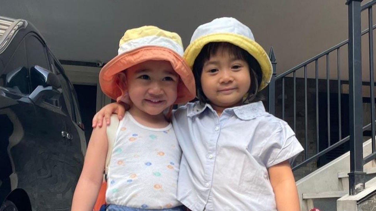 Mode Akur, Potret Rayyanza Bareng Aruni Kompak Pakai Bucket Hat - Wajahnya Disebut Mirip Kayak Kembar