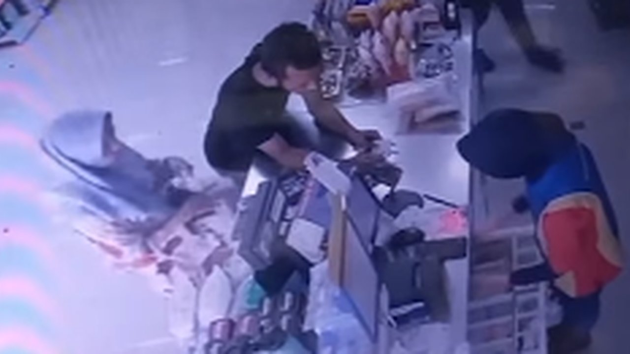 Viral Video Suami Tarik Kerudung Istri Sampai Lepas Gara-Gara Minta Dibelikan Lipstik di Minimarket