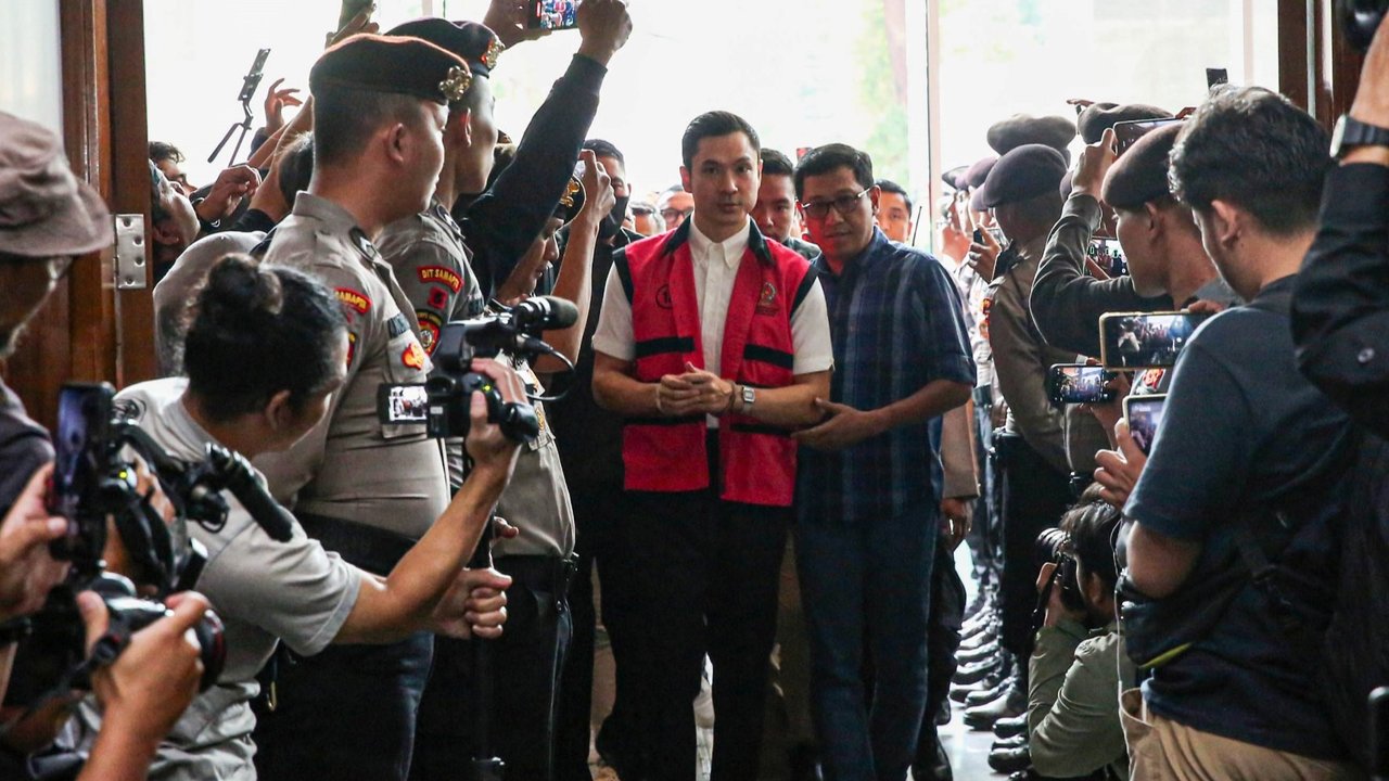 Rambut Klimis dan Modis, Ini Potret Harvey Moeis Pakai Kemeja Rp7 Juta di Sidang Korupsi Timah