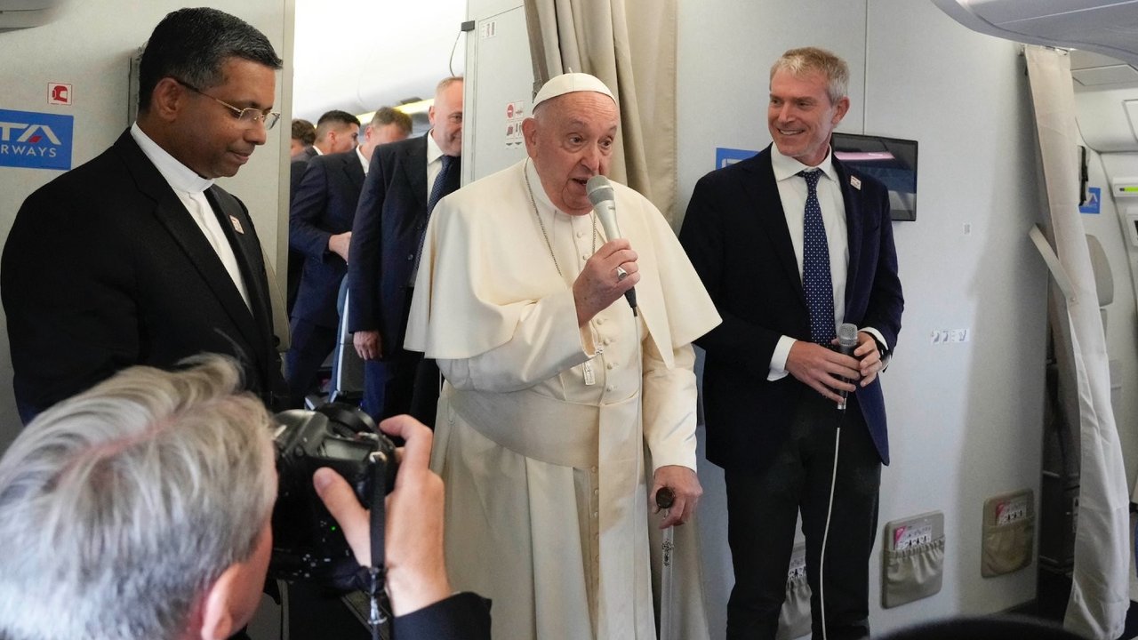 Paus Fransiskus naik pesawat komersil saat kunjungi Indonesia
