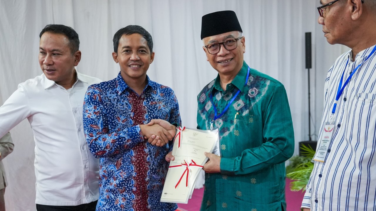 Wamen Raja Juli Antoni Sertifikasi Tanah Rakyat Polehan Malang Usai Berjuang 24 Tahun