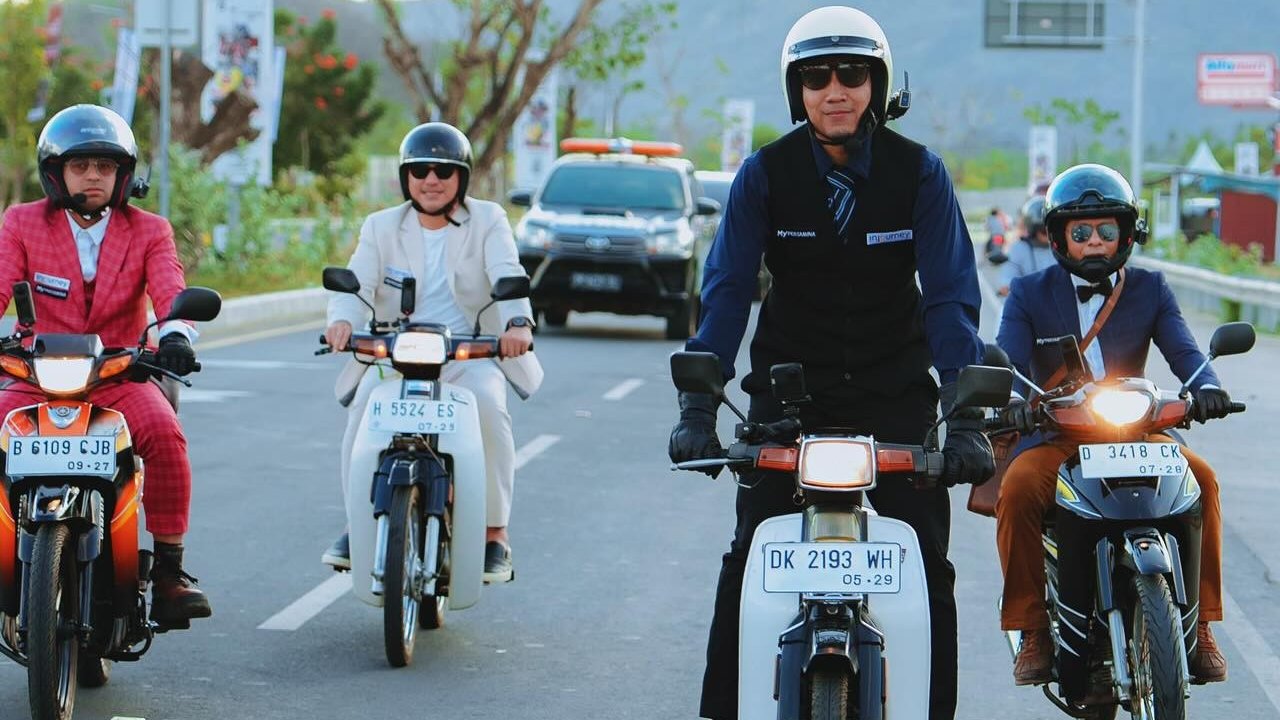 Potret Raffi Ahmad Naik Motor Bebek