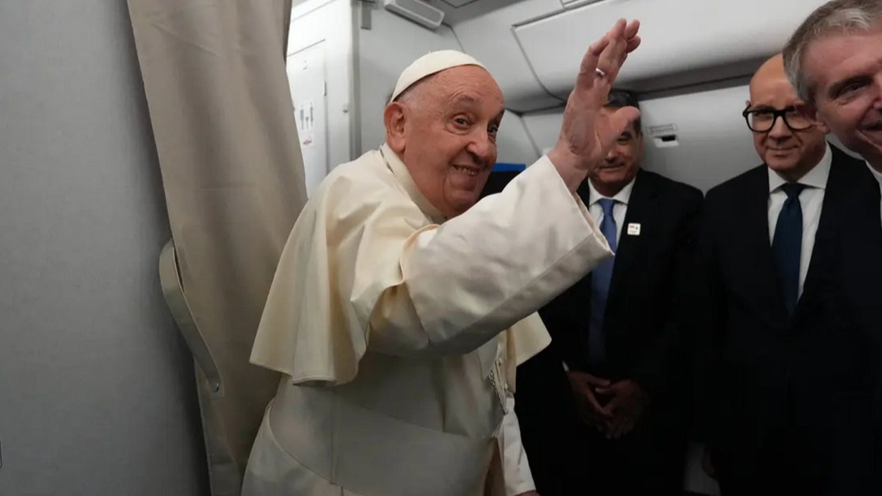 Selain itu, Paus Fransiskus juga dikabarkan tak akan menginap di hotel selama kunjungannya ke Jakarta, melainkan menginap di Kedutaan Besar Vatikan. (Gregorio Borgia / POOL / AFP)