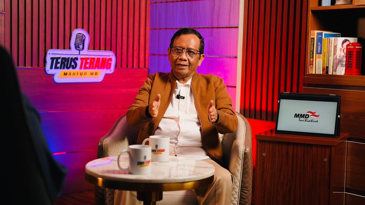 <p>Mahfud MD ketika menjawab pertanyaan host pada podcast 'Terus Terang' di kanal YouTube Mahfud MD Official, Selasa (28/5/2024) (Istimewa)</p>