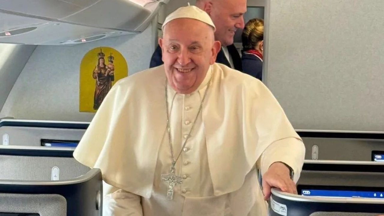 Paus Fransiskus kunjungi Indonesia dengan penuh kesederhanaan (@omkviral)