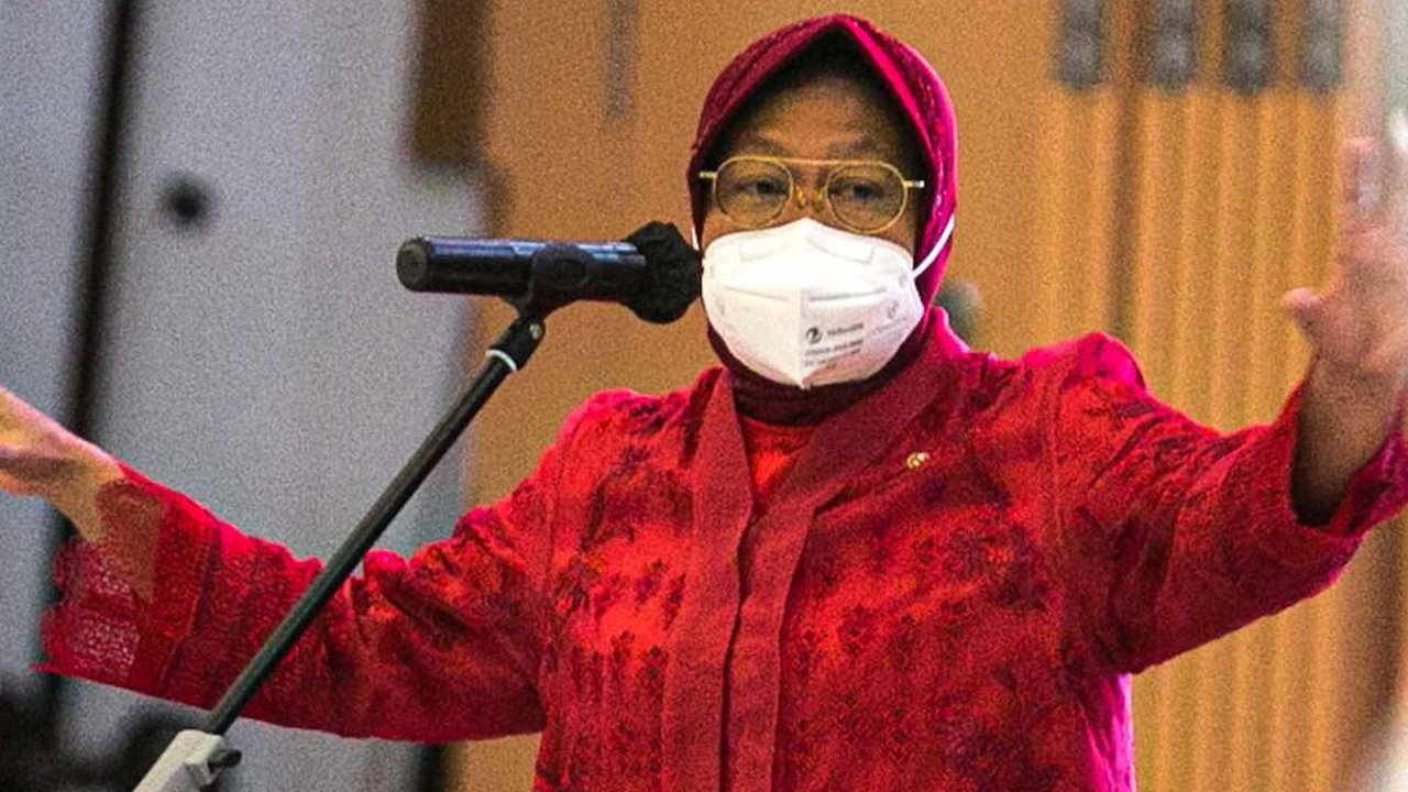Menteri Sosial Tri Rismaharini menyampaikan sambutan saat serah terima jabatan di Kantor Kementerian Sosial, Jakarta, Rabu (23/12/2020). Presiden Joko Widodo resmi melantik Tri Rismaharini sebagai Menteri Sosial. (Liputan6.com/Faizal Fanani)