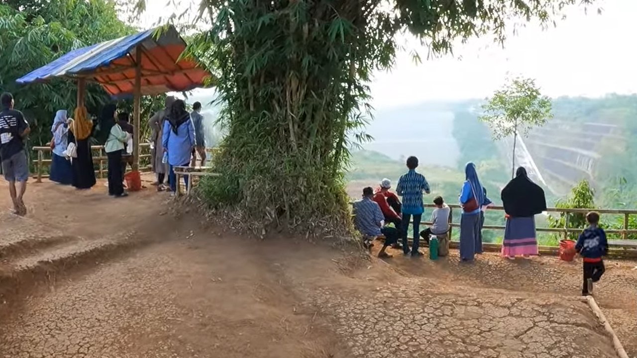 Pemandangan Bendungan Leuwikeris