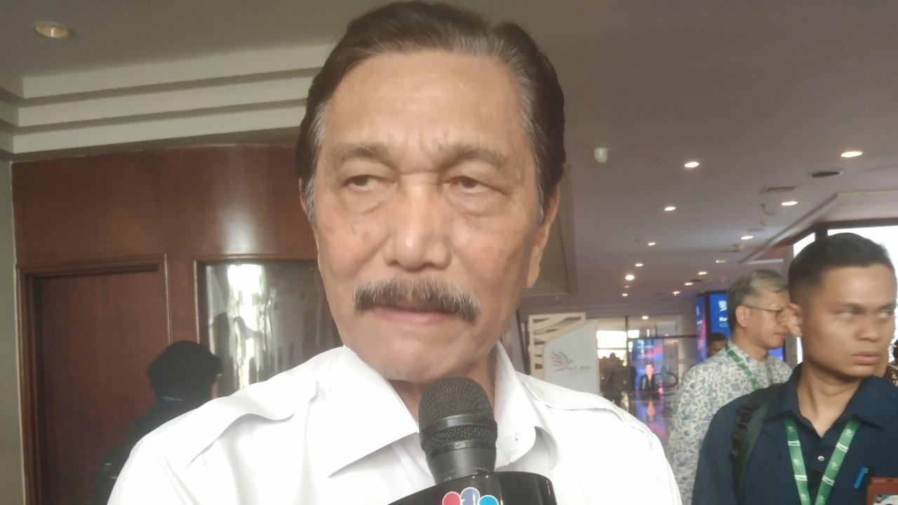 Menteri Koordinator Bidang Kemaritiman dan Investasi, Luhut Binsar Pandjaitan ditemui di JCC Senayan, Jakarta, Rabu (14/8/2024). Menko Luhut mengungkap mengenai masa depan PLTU Suralaya. (Arief/Liputan6.com)