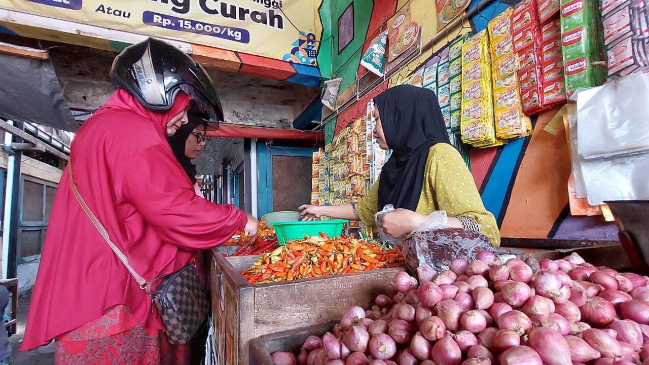 Penurunan tersebut disebabkan stok bawang merah yang mulai mencukupi. (merdeka.com/Arie Basuki)