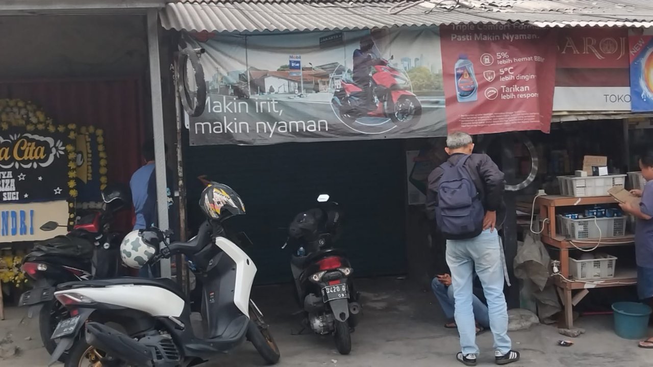 Ketua RT setempat mengaku dihubungi aparat keamanan sejak sekitar dua bulan lalu. Namun dia diminta untuk tidak memberitahukan operasi itu.