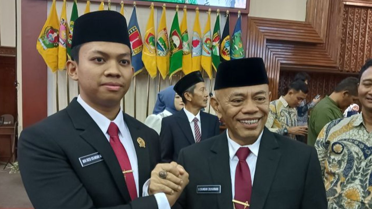 Iskandar Zulkarnain (59) dan putranya, M Rizqi Iskandar Muda (22)