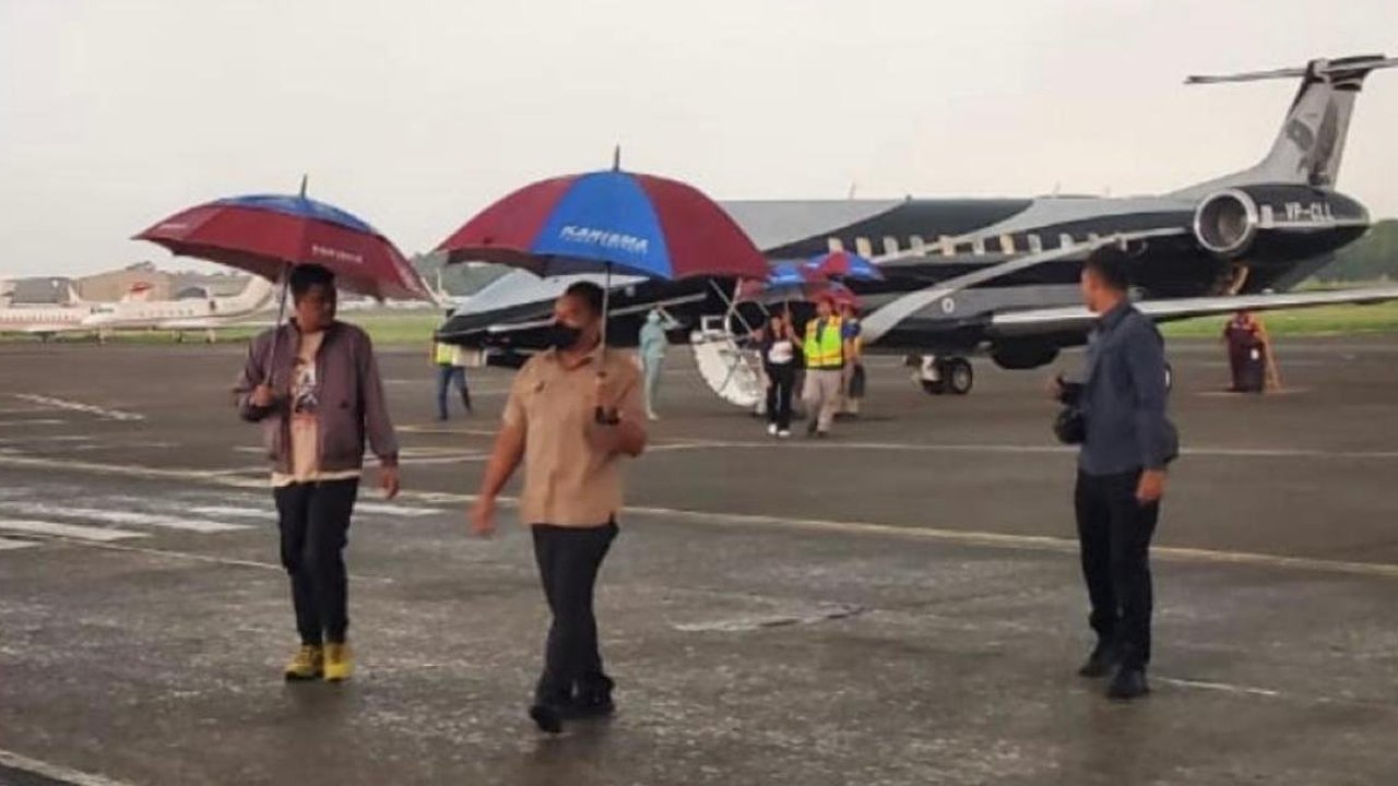 Diduga Bobby Nasution turun dari pesawat jet pribadi