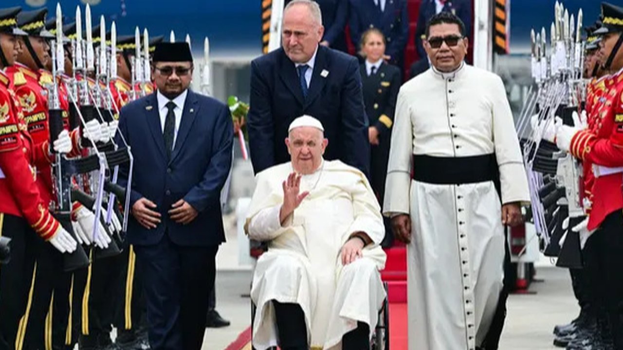 Selanjutnya, Paus Fransiskus juga akan menghadiri Misa Kudus bersama umat Katolik dari berbagai daerah di Stadion Utama Gelora Bung Karno dan Stadion Madya, Jakarta. (Tiziana FABI/AFP)