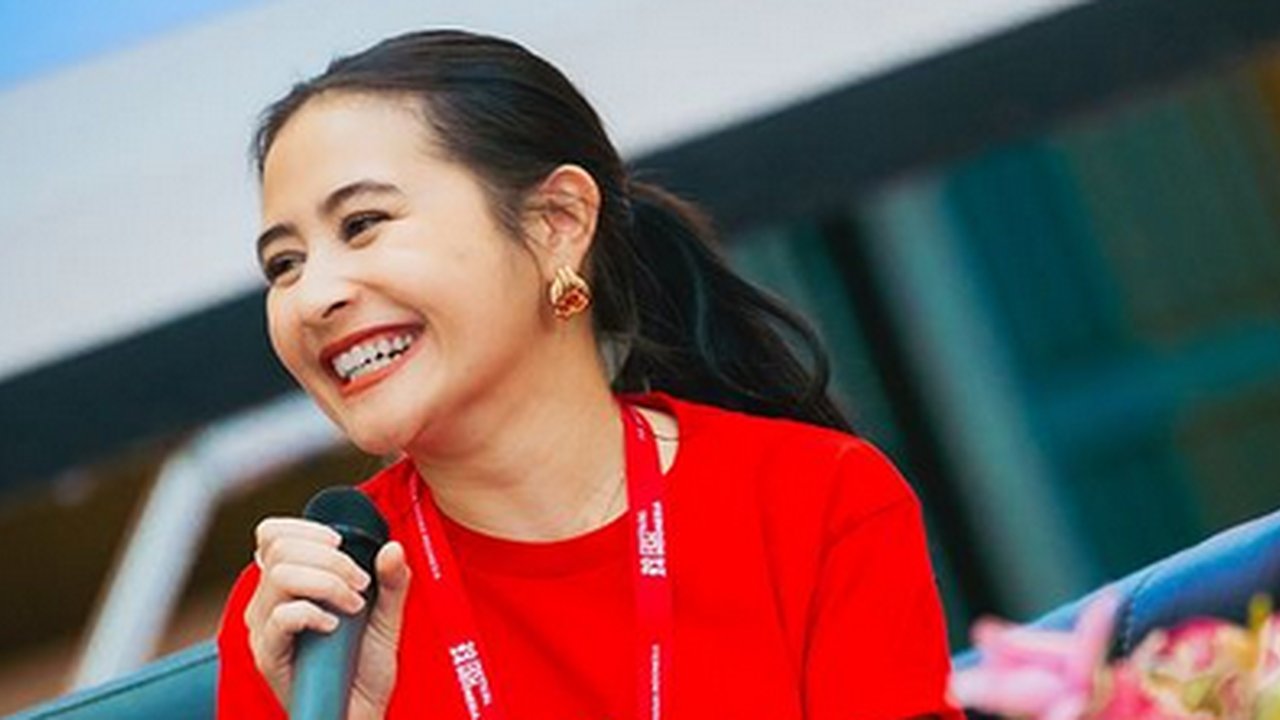 Potret Prilly Latuconsina Jadi Pembicara Acara Kampus di Padang, Pancarkan Aura Positif & Tak Kenal Lelah